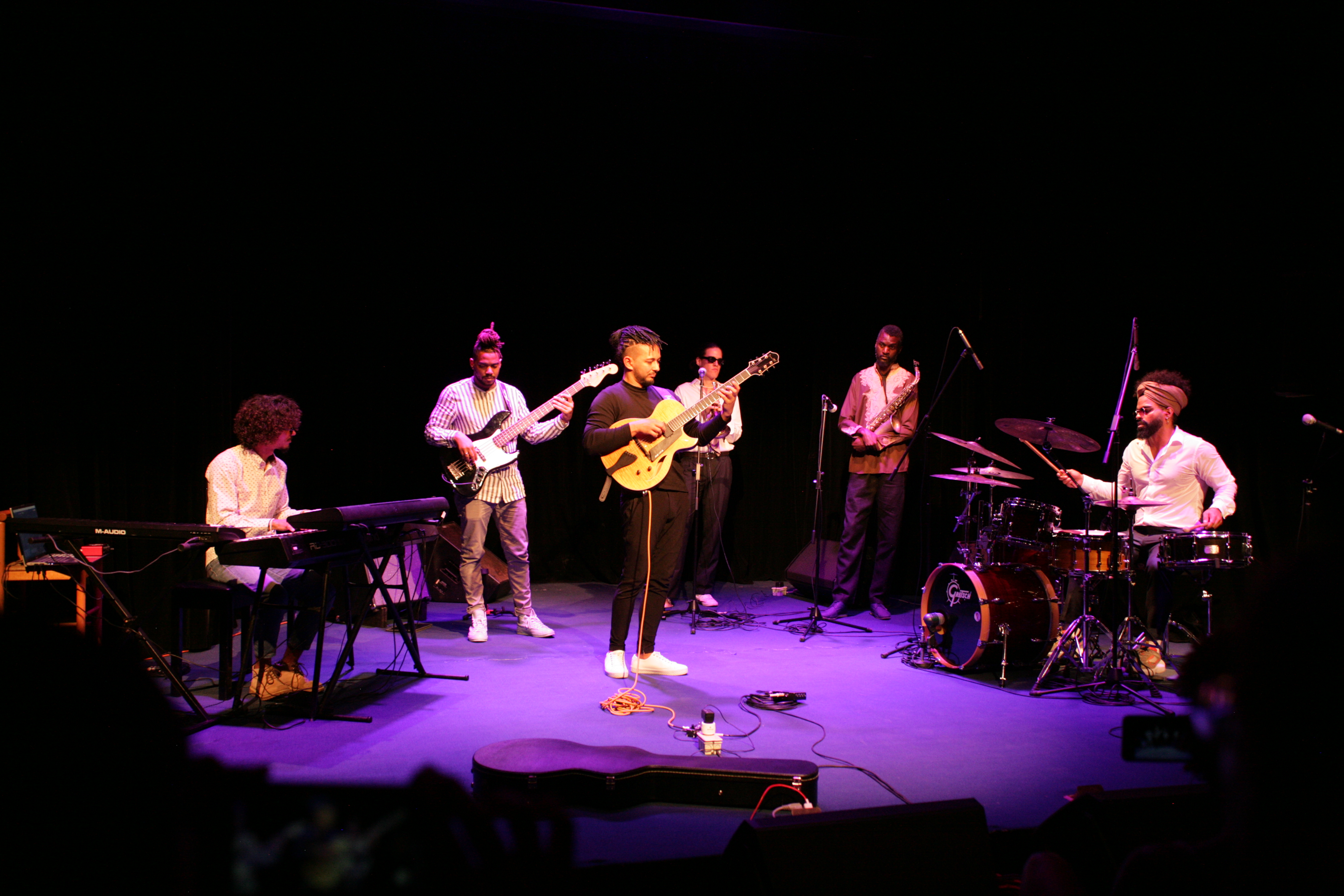 Actuación del guitarrista húngaro Máté Palásti en Cuba
