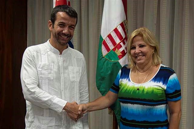 Ceremonia oficial de la entrega de la donación mandada por Hungría a Cuba