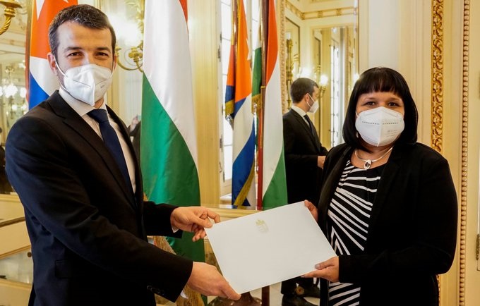 Viceministra de Relaciones Exteriores de Cuba recibe las Copias de Estilo del Embajador de Hungría